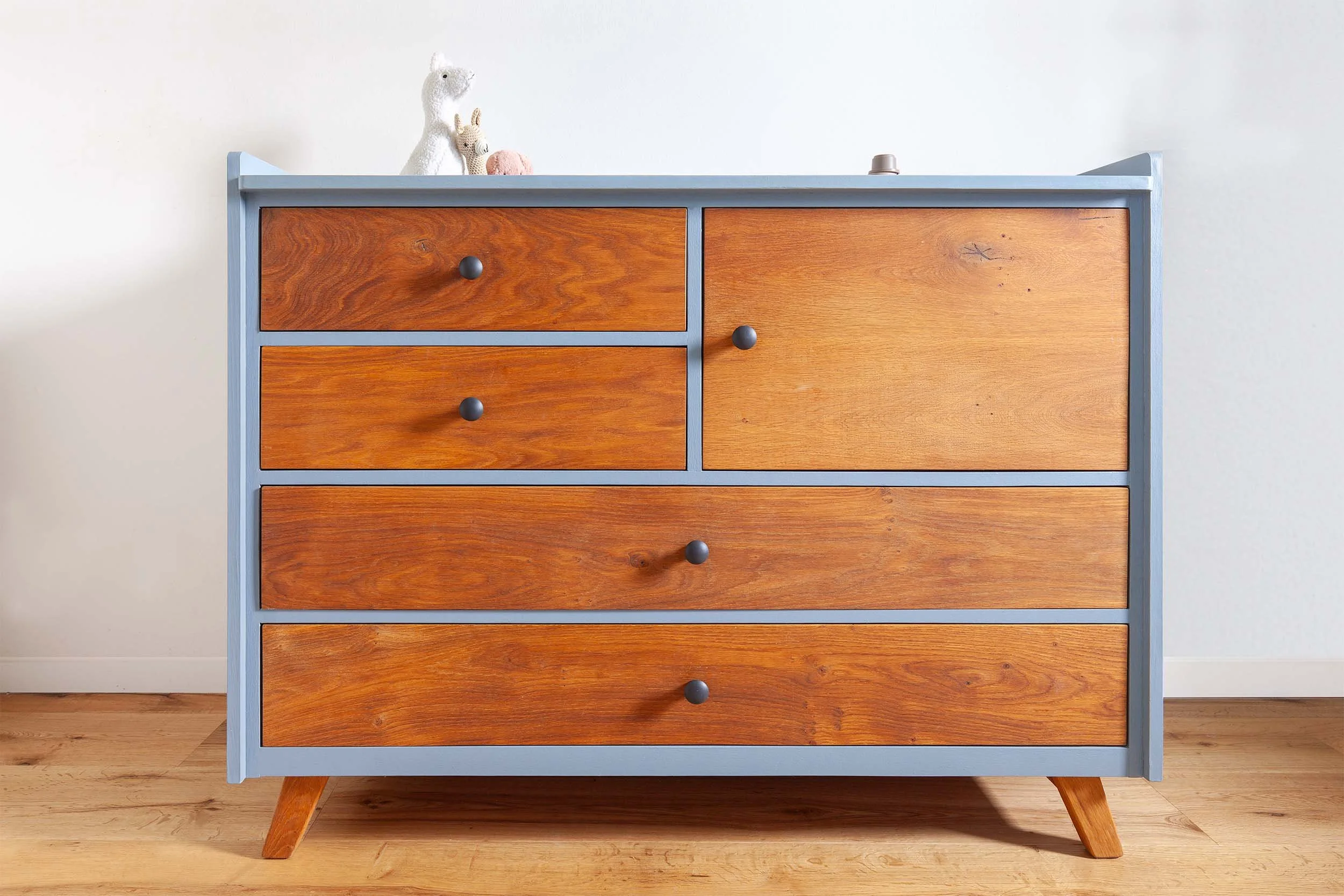 Lichtblauwe commode met eikenhouten laden en deur en porseleinen knoppen van Anne Black