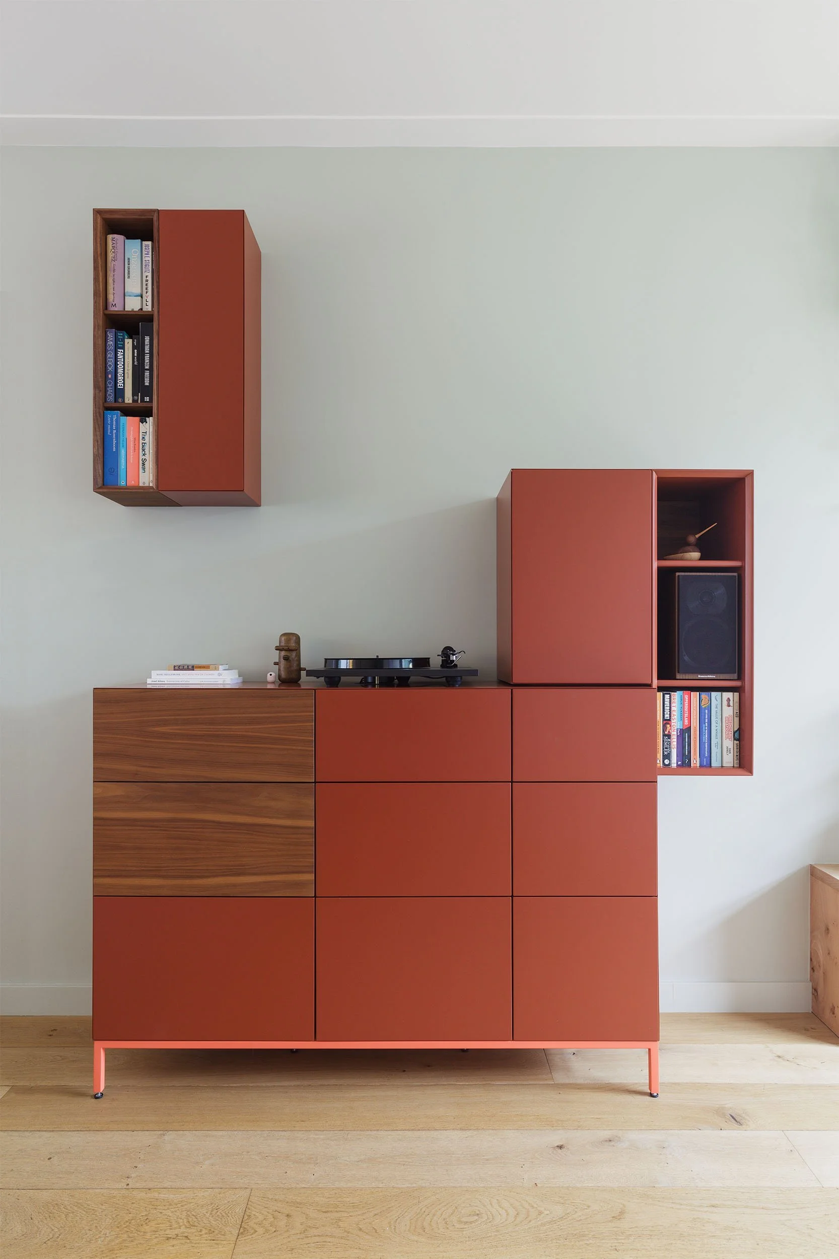 Luxe wandmeubel met gespoten mdf, stalen onderstel en open vakken voor boeken