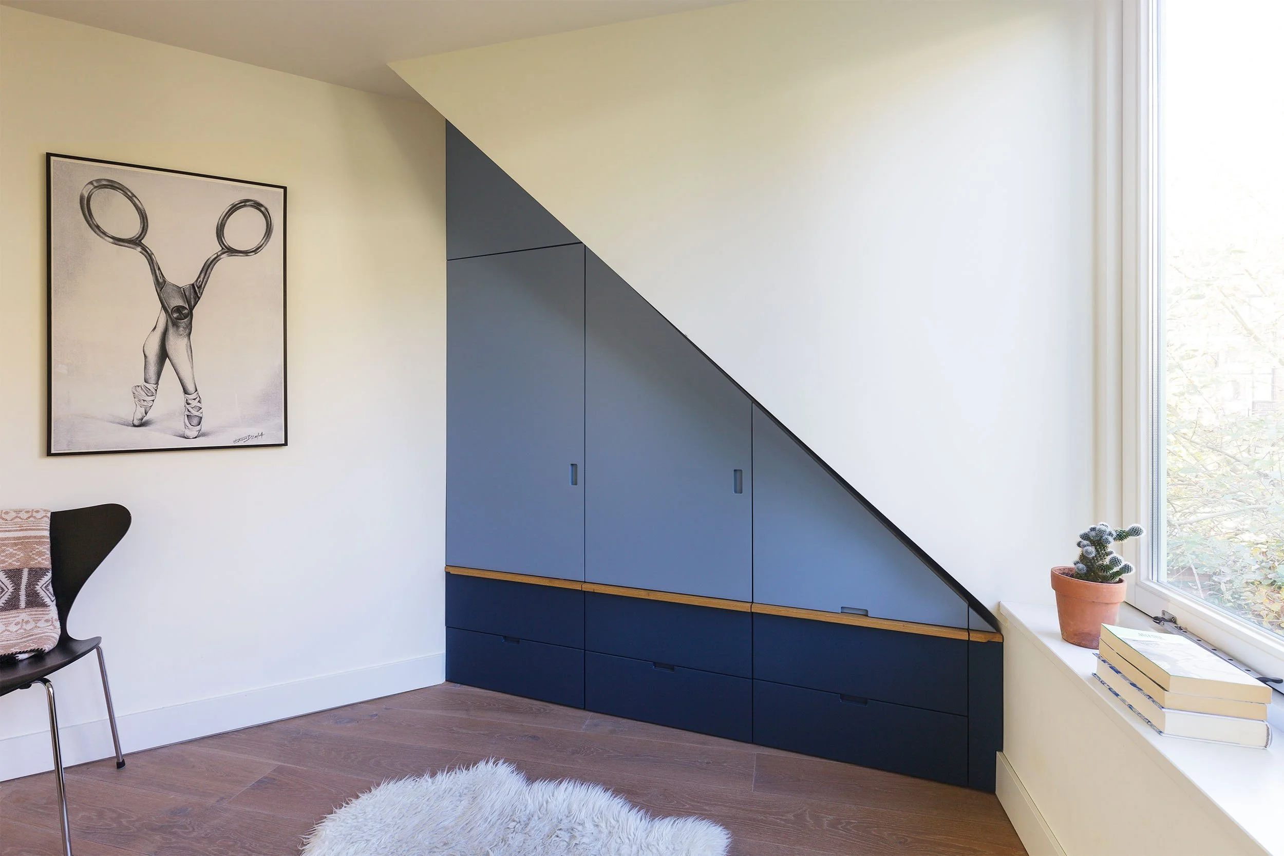 Kast onder schuin dak in slaapkamer