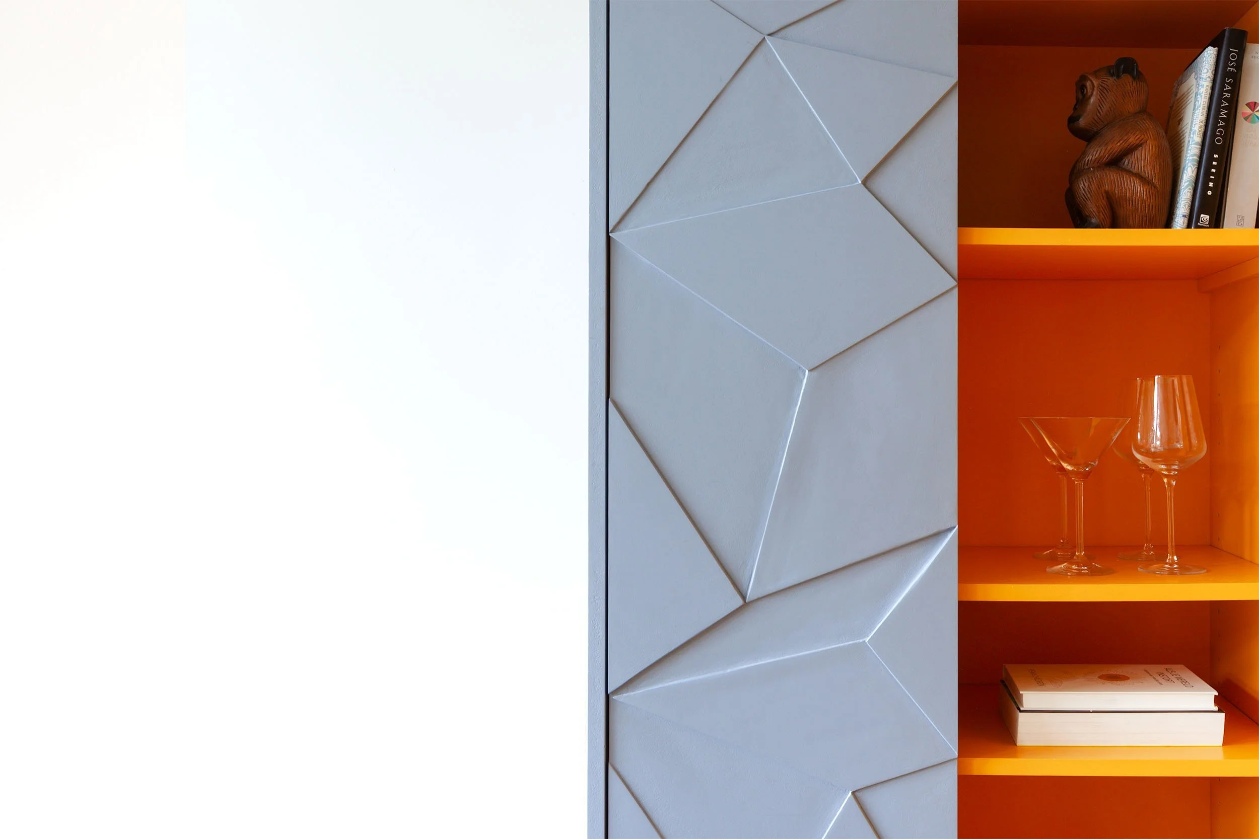 Kastdeur met patroon van hoog dressoir die openstaat