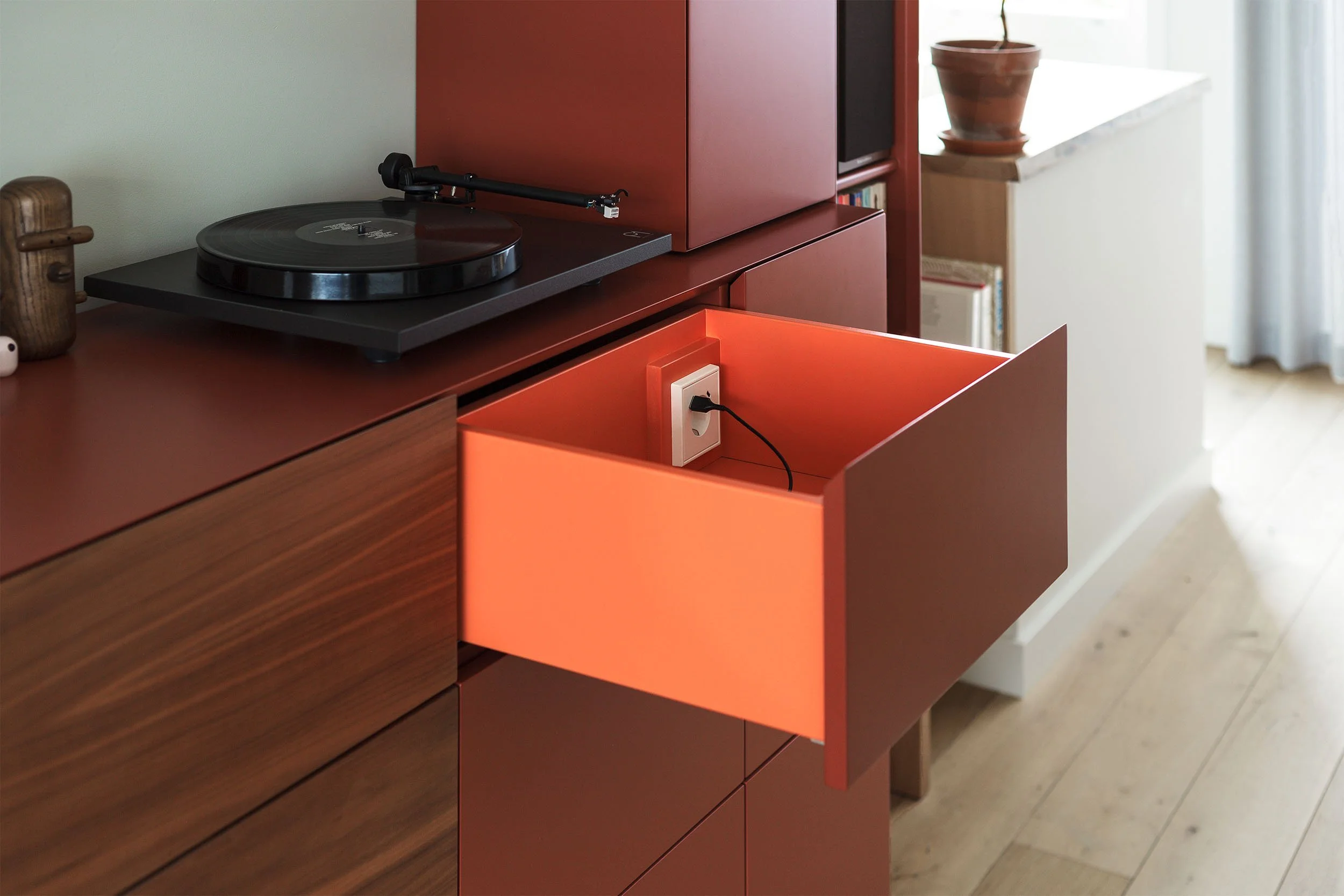 Roze lade met rood front met Jung LS 990 stopcontact onder platenspeler