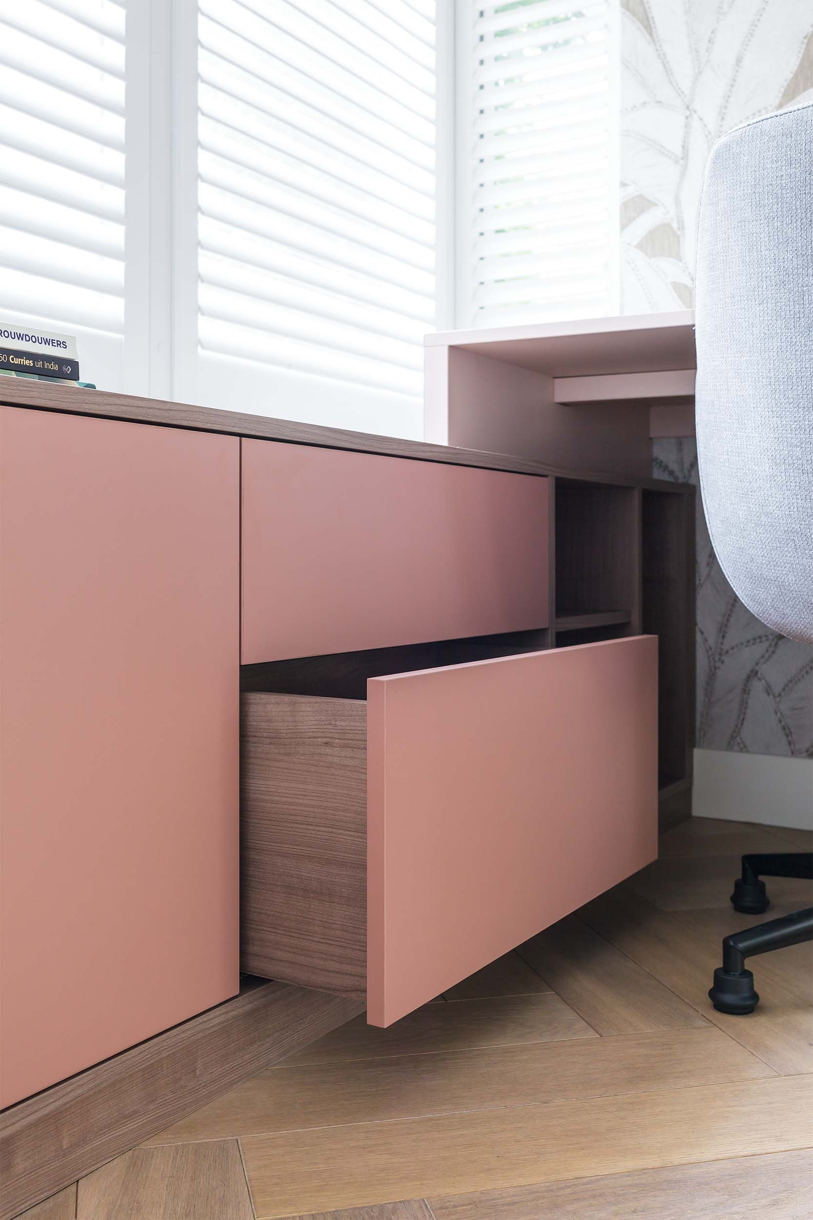 Maatwerkkast in erker met open lade en bureau