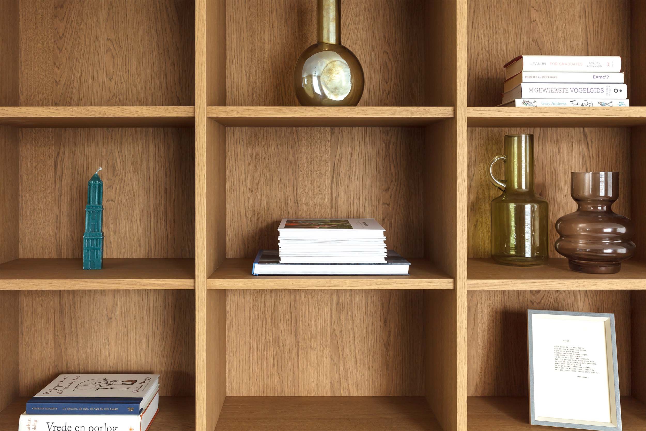 Open kastdeel met boeken en waardevolle objecten