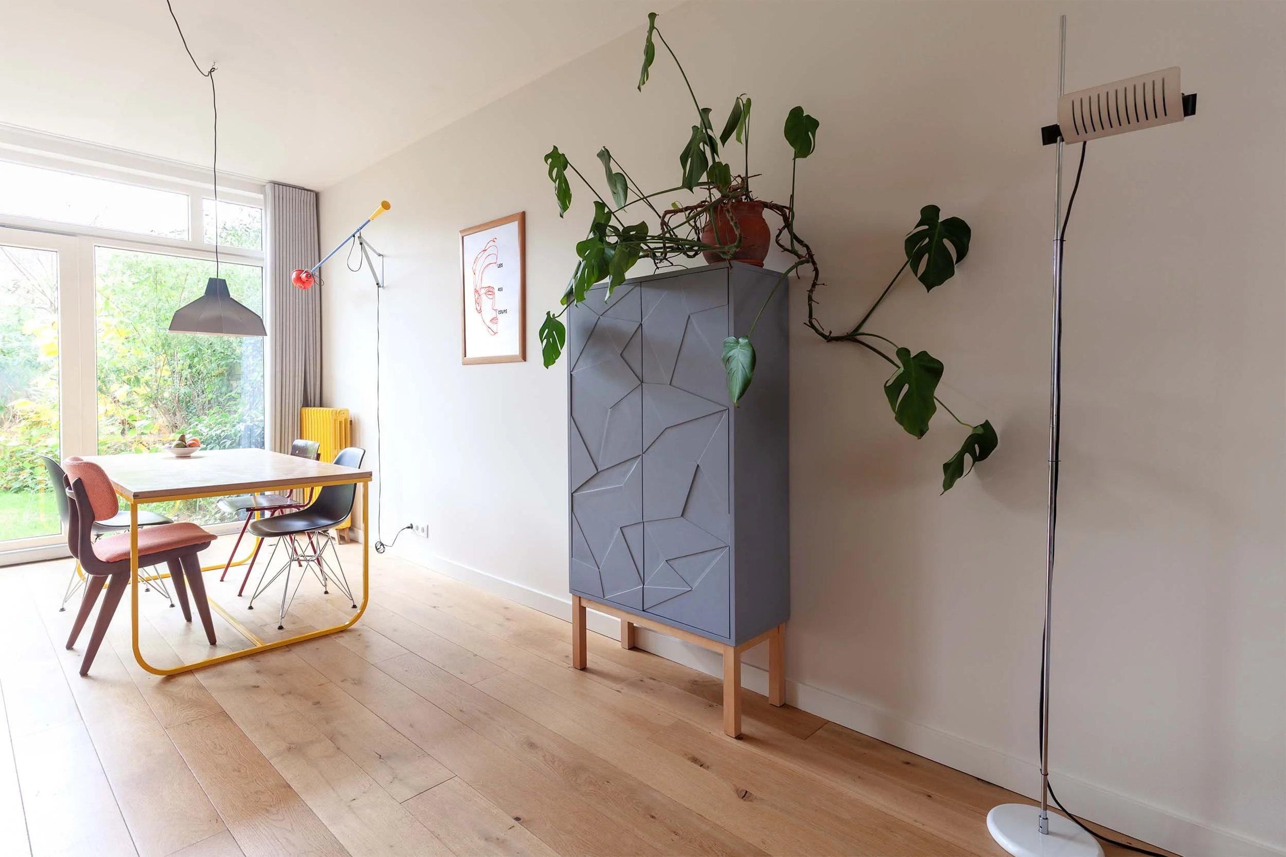 Design highboard in woonkamer met Flos 265 wandlamp