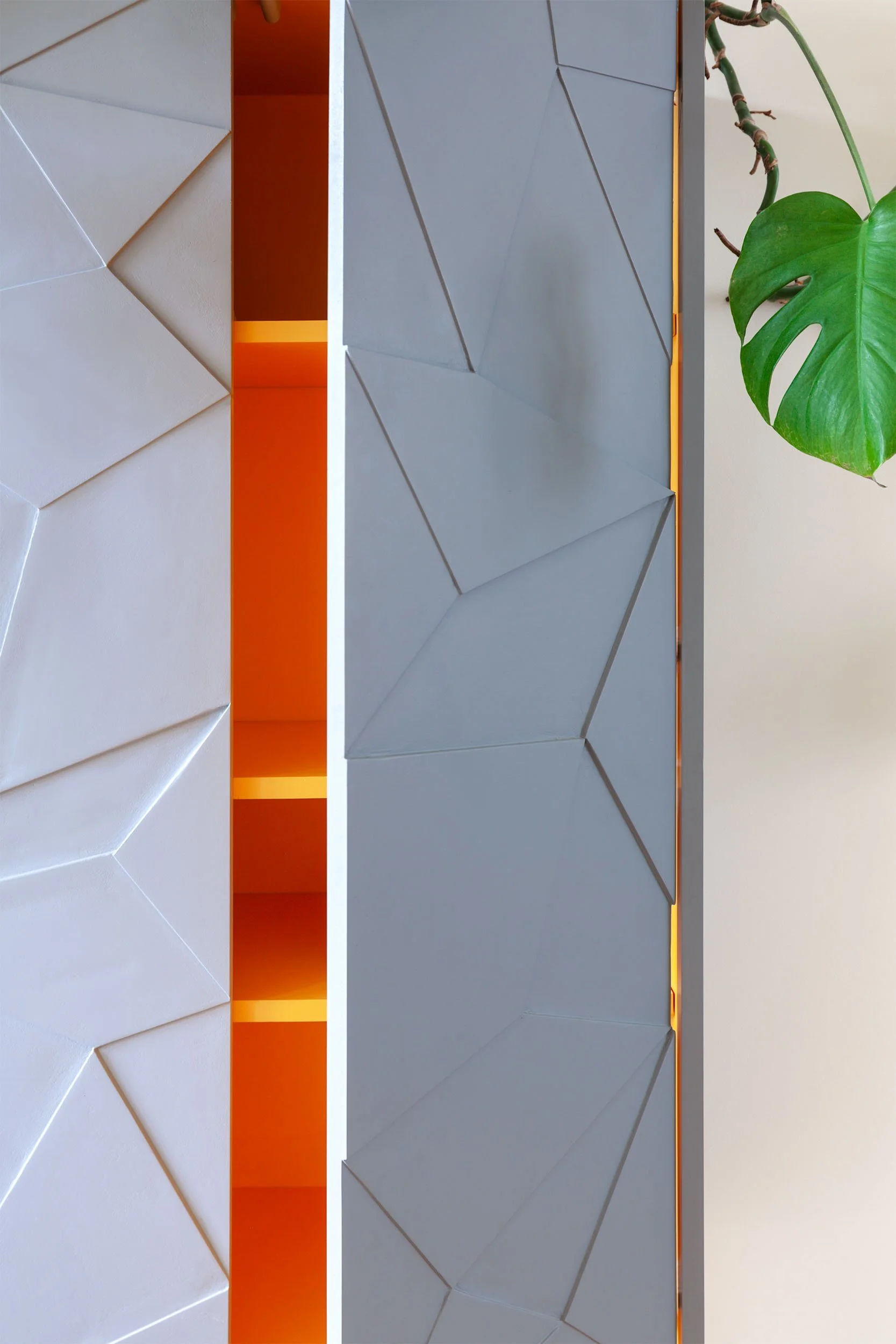 Open deur van highboard kast op maat met oranje binnenkant