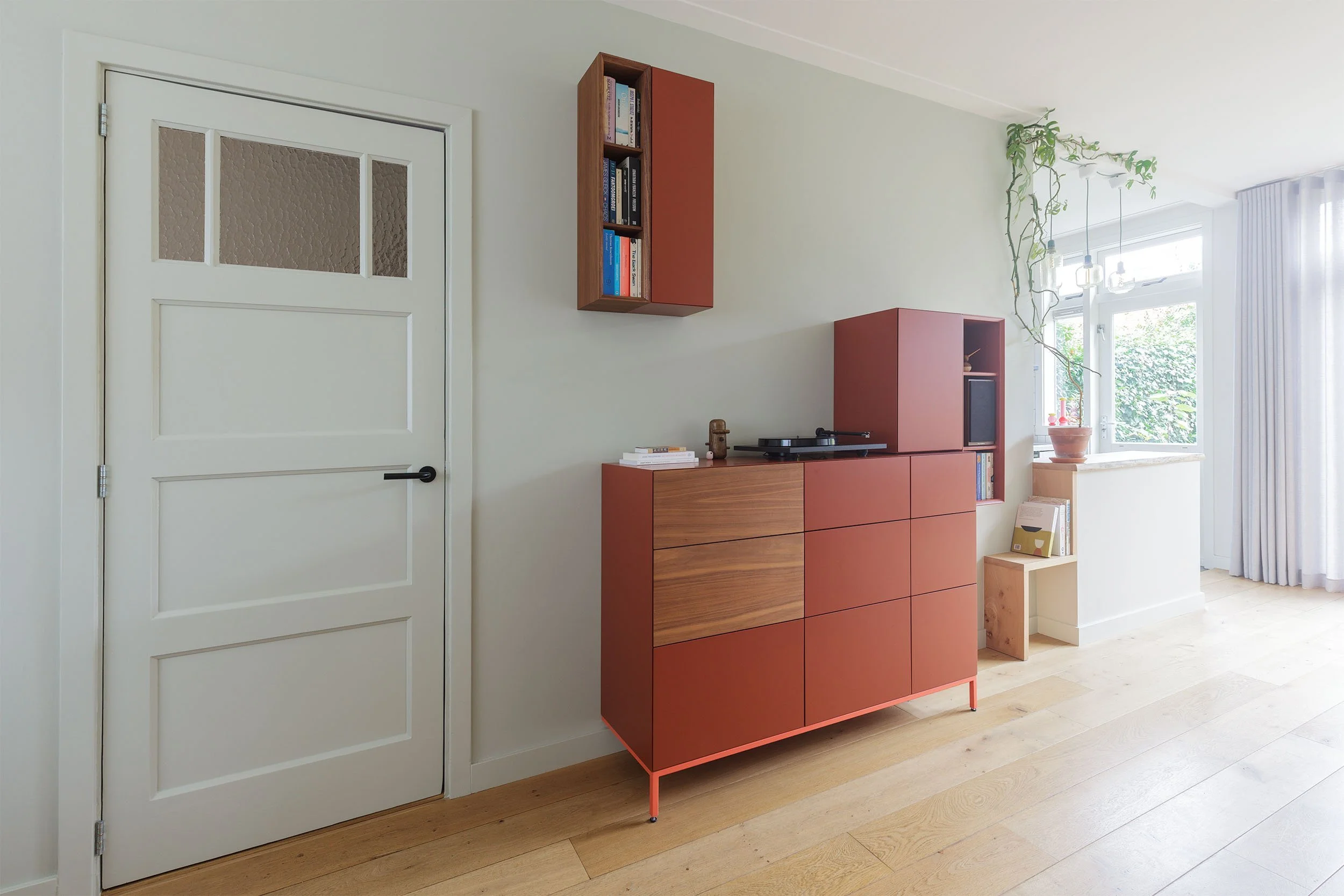 Luxe wandkast in woonkamer met houten vloer en grijze gordijnen