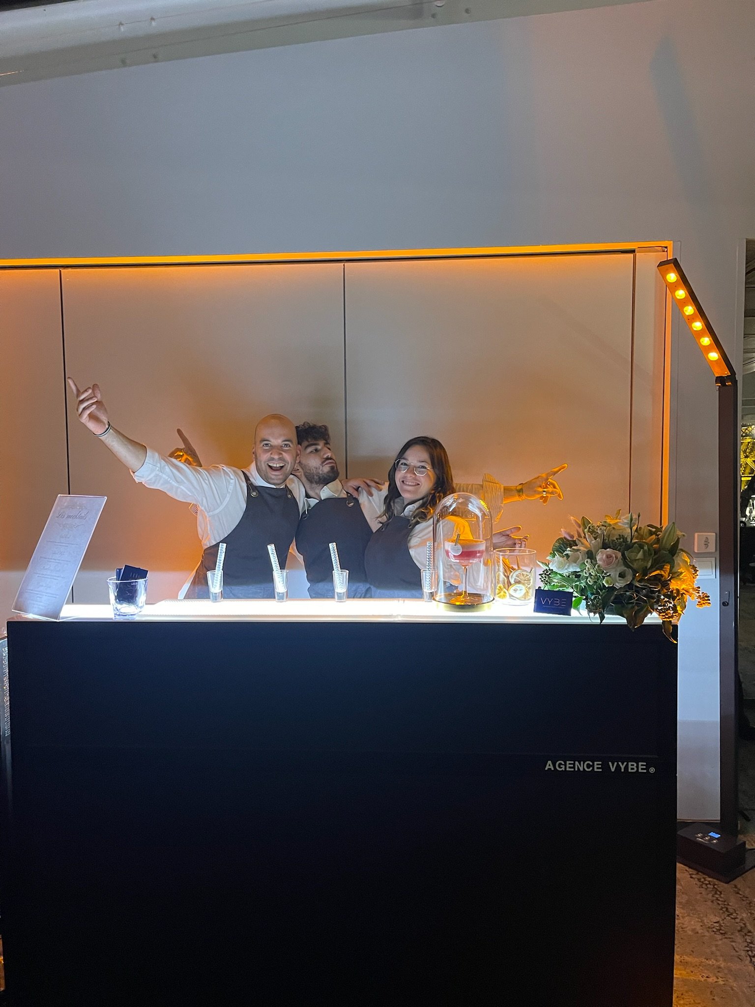 équipe de barman et barmaid faisant la fête pendant un mariage