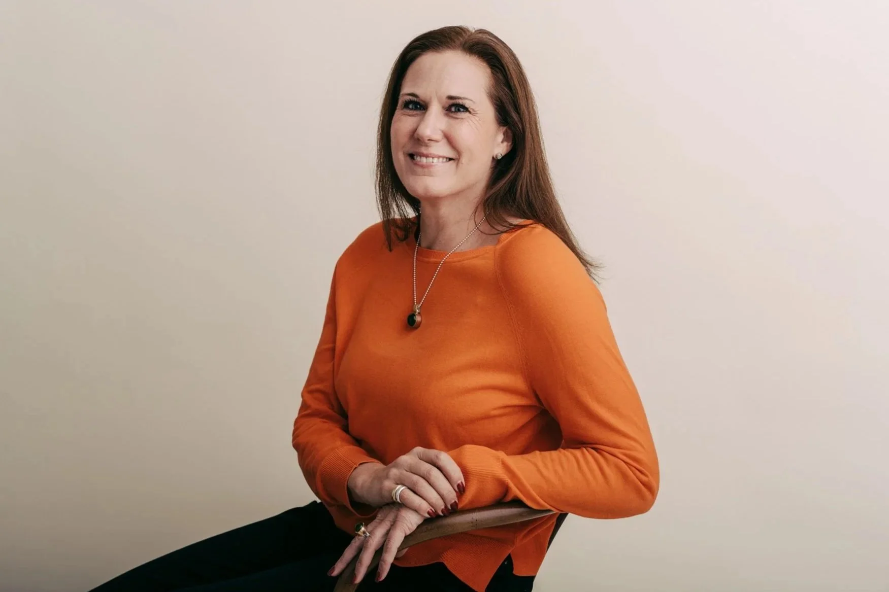 Tin Sörqvist, hr specialist och konsult berättar om hur hon driver strategiskt hr-arbete kopplat till förändringsledning med samarbetspartners som palmgren & Bergdahl. Samtal om riktålder, transparens, flytträtt, lönetransparensdirektivet, ledarskap.