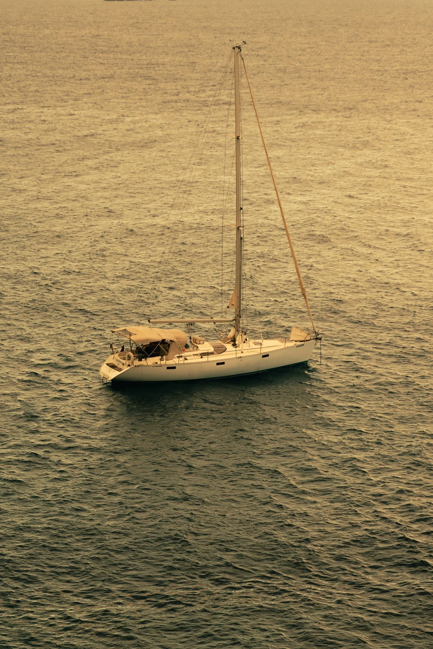 Un velero navegando en el mar durante el atardecer.