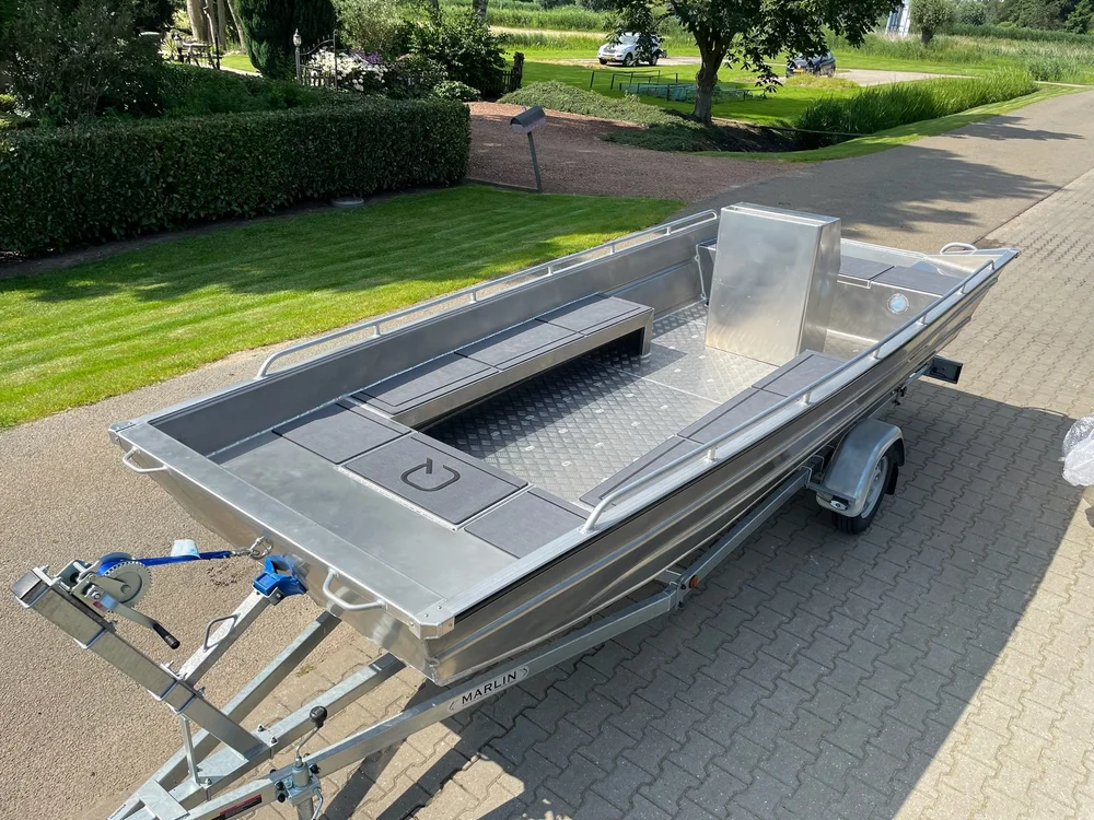 Qwest F502A aluminium platbodem op een boottrailer