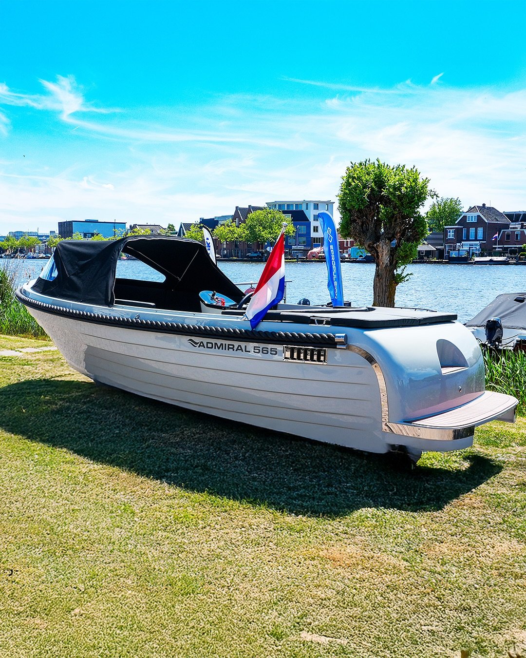 Ook deze prachtige Admiral sloep is te bekijken tijdens onze offici&euml;le opening deze zaterdag! (10:00 - 17:00) Kom &lsquo;s ochtends een koffietje met gebak eten of &lsquo;s middags vanaf 15:00 een borreltje drinken met de nieuwe eigenaren van Wo