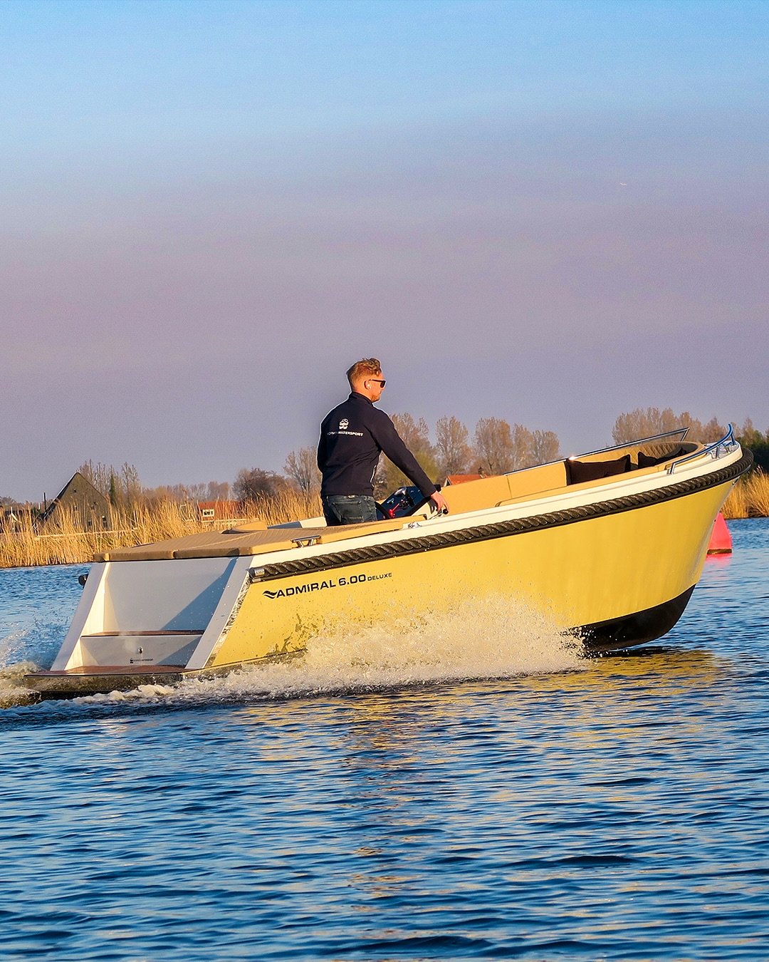 Wat heeft uw voorkeur: Hard over de plassen scheuren of lekker langzaam tuffen? 🚤

Met de Admiral 600 Deluxe kan het in ieder geval allemaal. Hij is nu te zien in onze showroom (grijs/grijs en olfijfgroen/grijs) maar uiteraard ook naar wens samen te