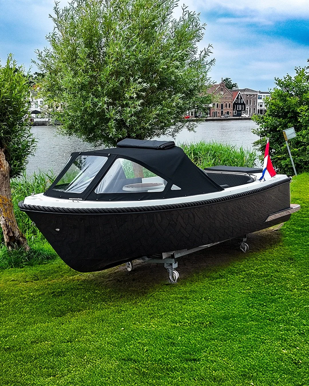 Op voorraad in Lichtblauw/wit met beige kussens en beige bootkap. Onze Admiral 570 Tender!

De Admiral 570 Tender is een perfecte combinatie van snelheid, stijl en functionaliteit. Deze moderne tender sloep biedt een strak design, uitstekende vaareig