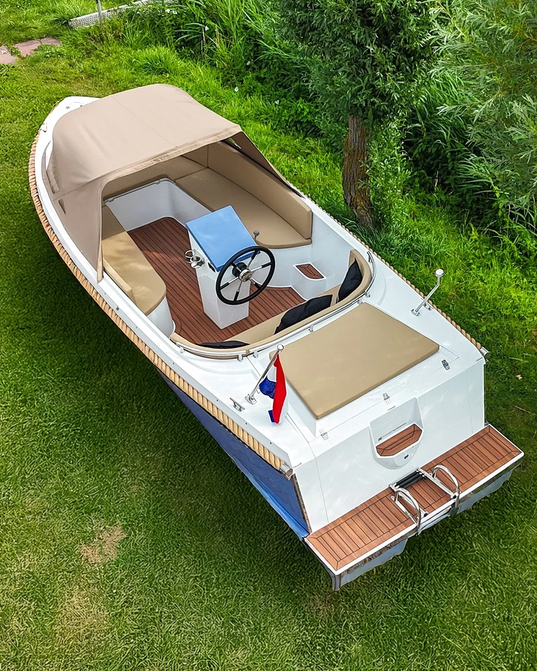 OP VOORRAAD!

Op zoek naar de perfecte combinatie van stijl, comfort en prestaties? Dan is de Admiral 570 Tender de sloep voor u. Een stoere, moderne boot waarmee u zorgeloos kunt genieten op het water.

U krijgt:
* De Admiral 570 Tender
* Buiskap en