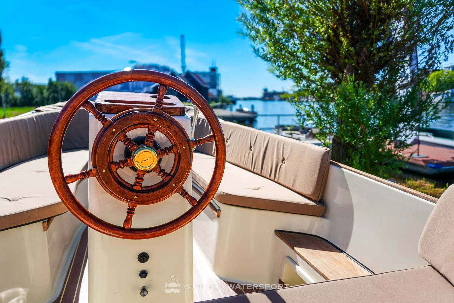 Occasion Wato 490 klassieke sloep met Teak en klassieke houten stuur - wit met beige kussens - Yamaha 15PK - te koop - Wormer Watersport Noord-Holland - Tweedehands-20.jpg