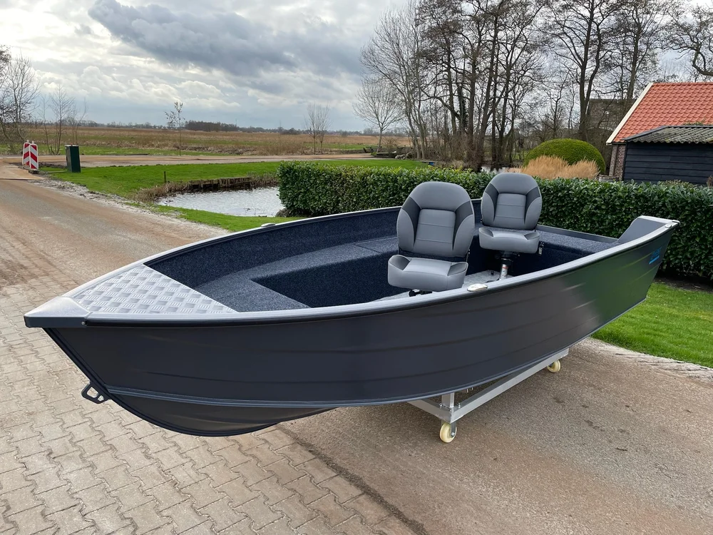Donkere Qwest RF454 aluminium visboot met twee stoelen