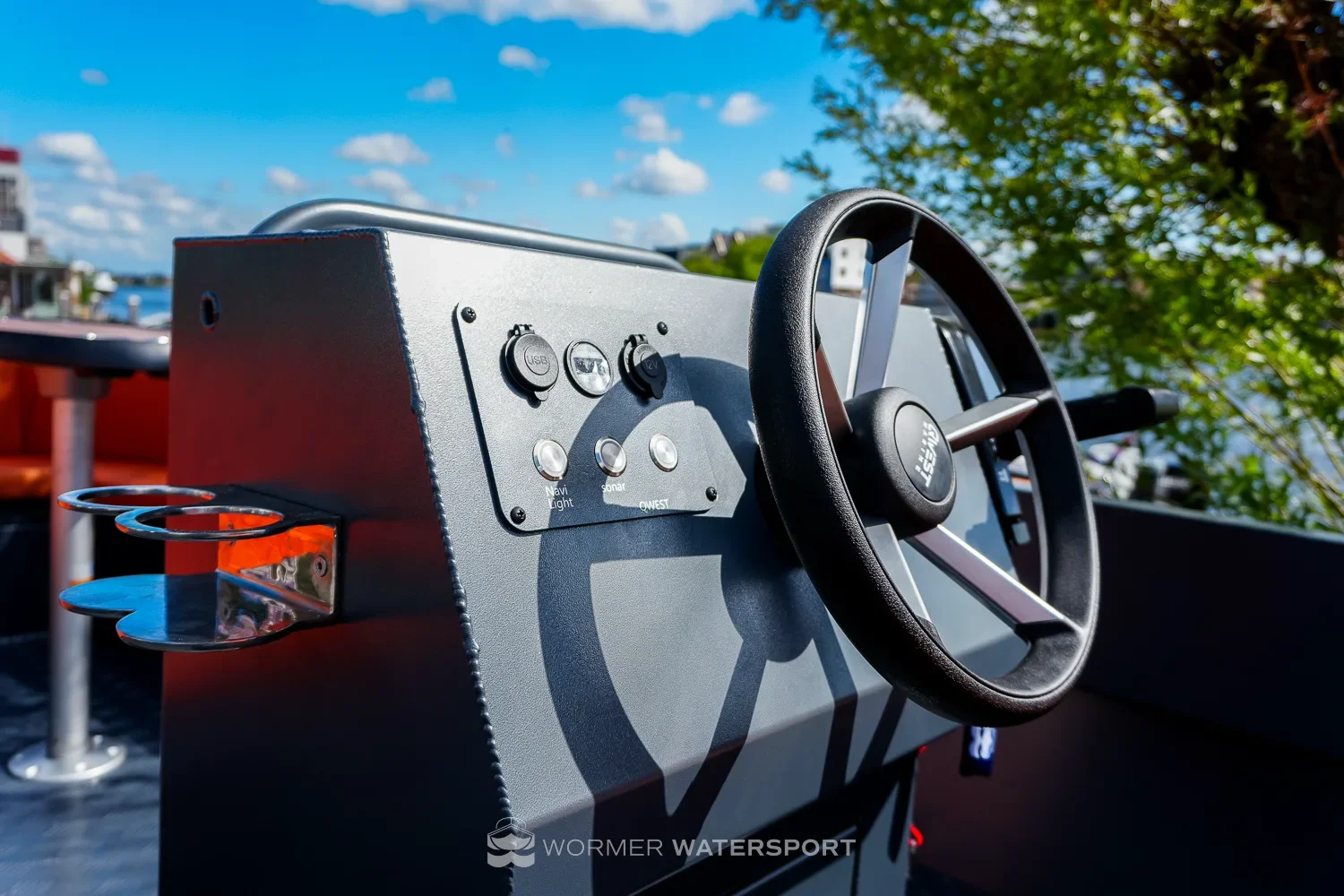 Qwest S535 betaalbare console aluminium boot - antraciet poedercoating - Suzuki 20 PK Power Tilt - te koop - Wormer Watersport Noord-Holland - logo klein-26.webp