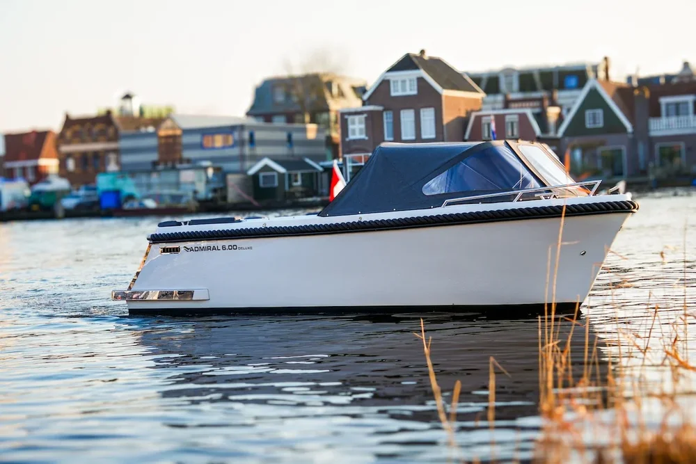 Witte Admiral 600 Deluxe sloep met zwarte kap op de Zaan