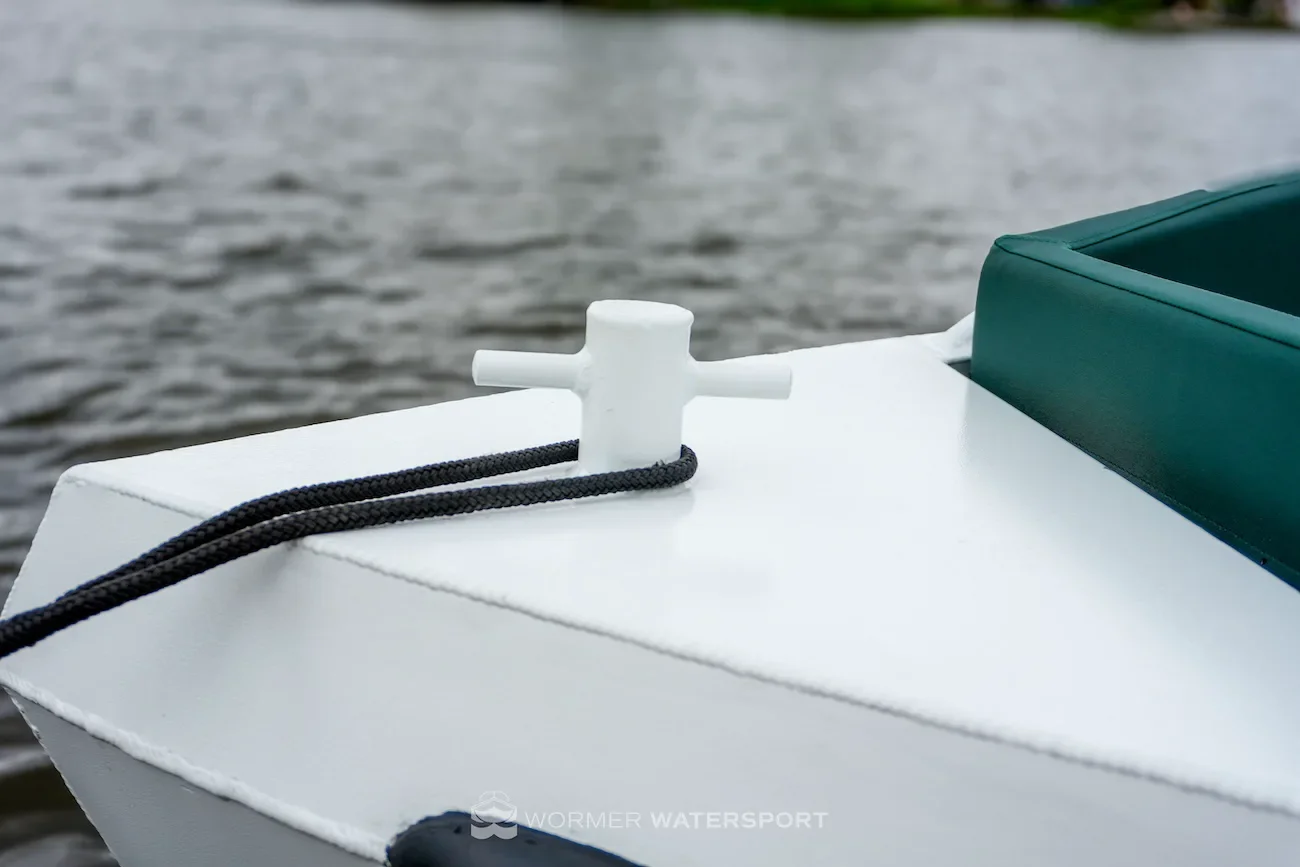 Qwest S535 witte poedercoating - Witte aluminium boot - v-bodem - te koop bij Wormer Watersport Noord-Holland Qwest aluminium sloep - met logo-17.webp