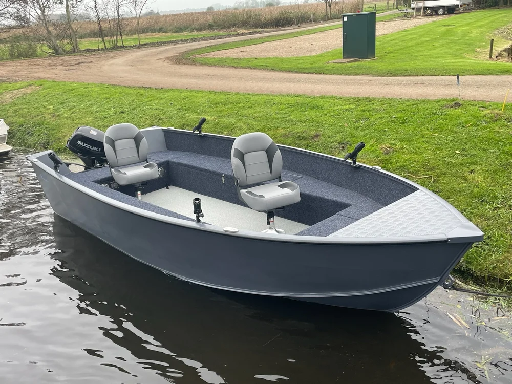 Qwest RF504 aluminium visboot met stoelen op het water