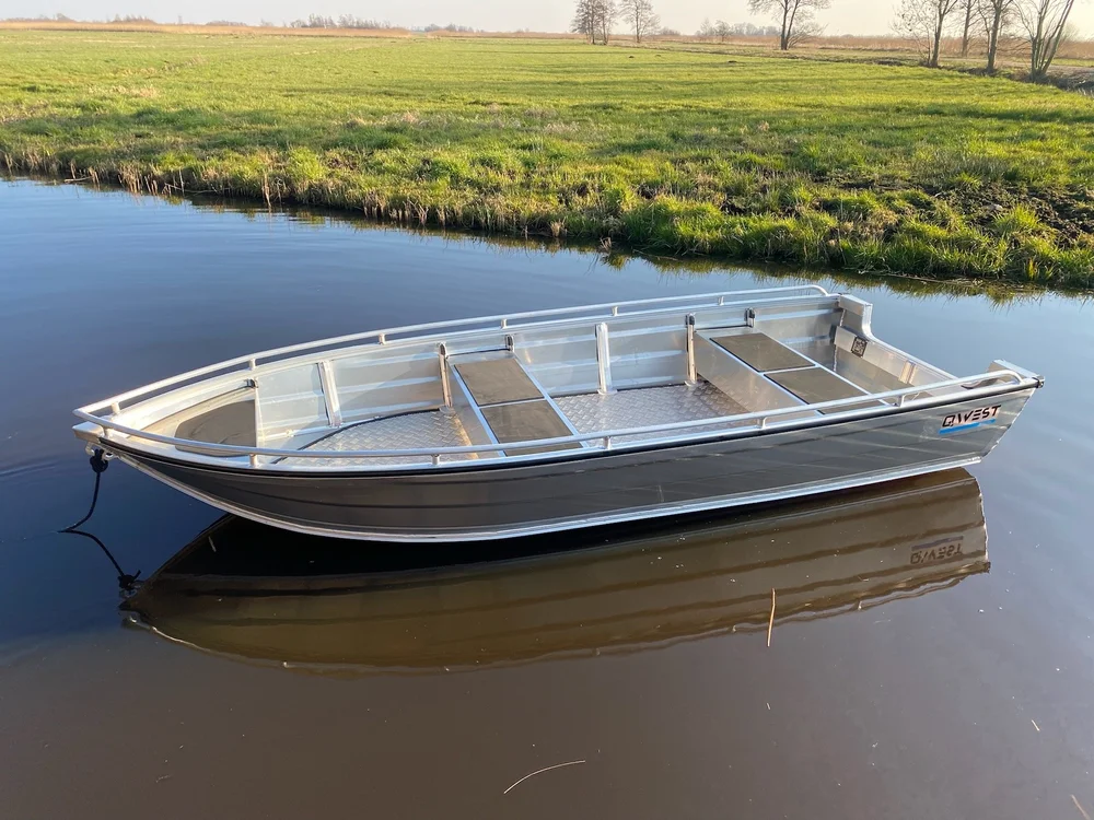 Qwest B421 aluminium V-bodem drijvend op rustig water
