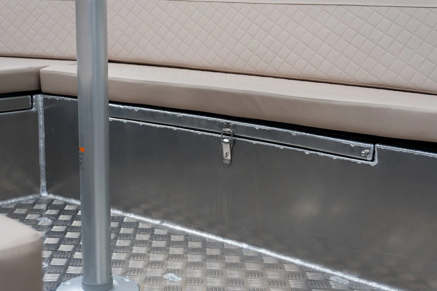 Qwest R5485 - beige luxe kussens -  aluminium sloep met ePropusion eektrische motor-15.jpg