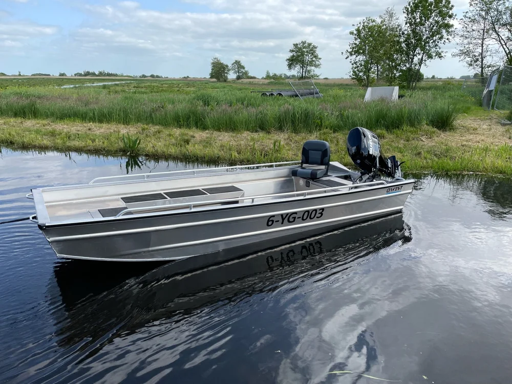 Qwest F450 aluminium platbodem varend met buitenboordmotor