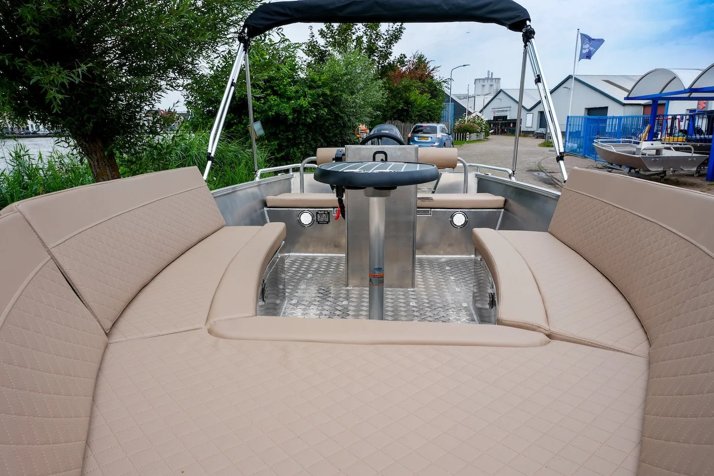 Qwest R5485 - beige luxe kussens -  aluminium sloep met ePropusion eektrische motor-21.jpg