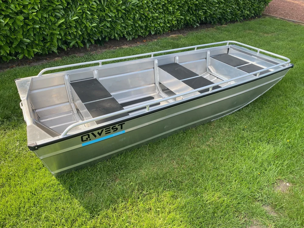 Qwest F331 aluminium platbodem van schuin boven op het gras