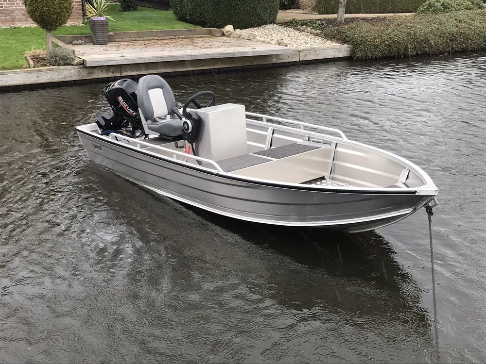 Qwest B381 aluminium V-bodem met stuurconsole op het water