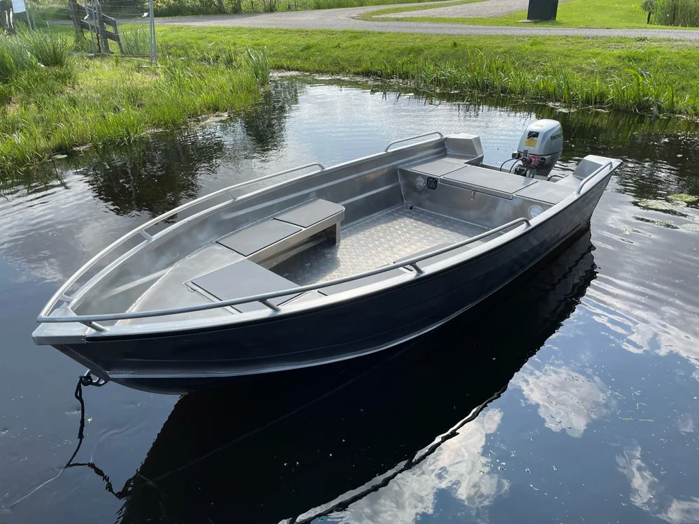 Donkere Qwest R400 aluminium V-bodem op het water