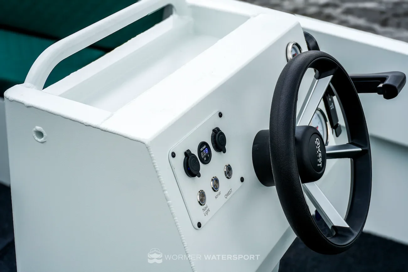 Qwest S535 witte poedercoating - Witte aluminium boot - v-bodem - te koop bij Wormer Watersport Noord-Holland Qwest aluminium sloep - met logo-10.webp