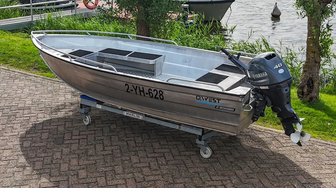 tweedehands qwest R400 met yamaha 40PK motor bij wormer watersport aan de zaan