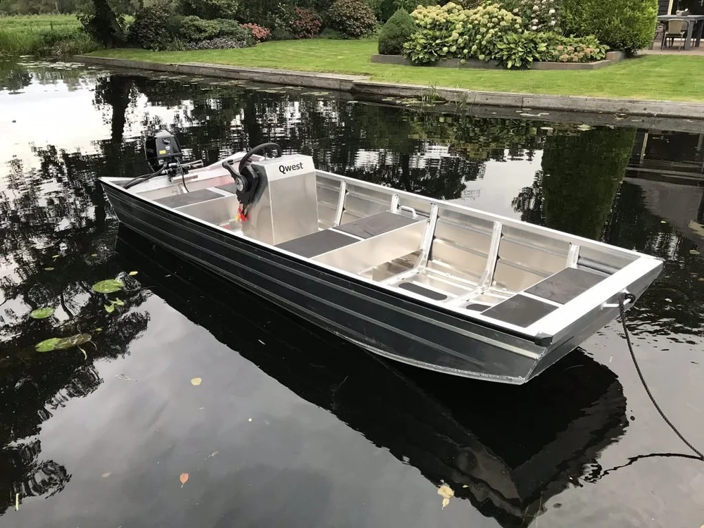 Qwest F401 aluminium platbodem met stuurconsole op het water