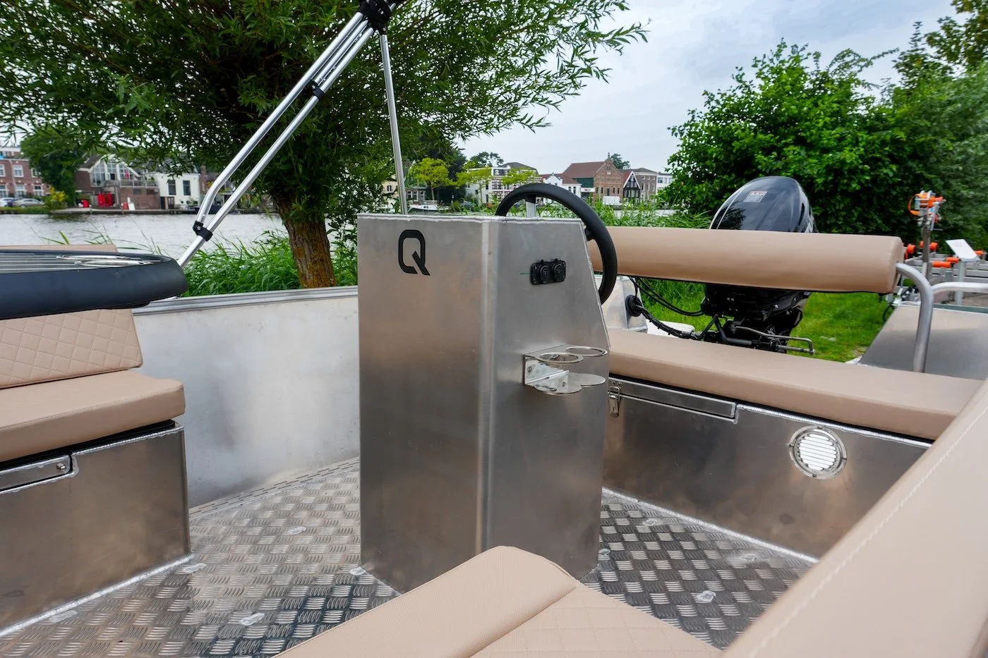 Qwest R5485 - beige luxe kussens -  aluminium sloep met ePropusion eektrische motor-20.jpg