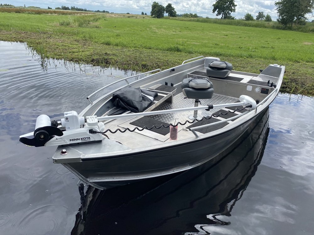 Qwest RF450 aluminium visboot met elektromotor van schuin boven