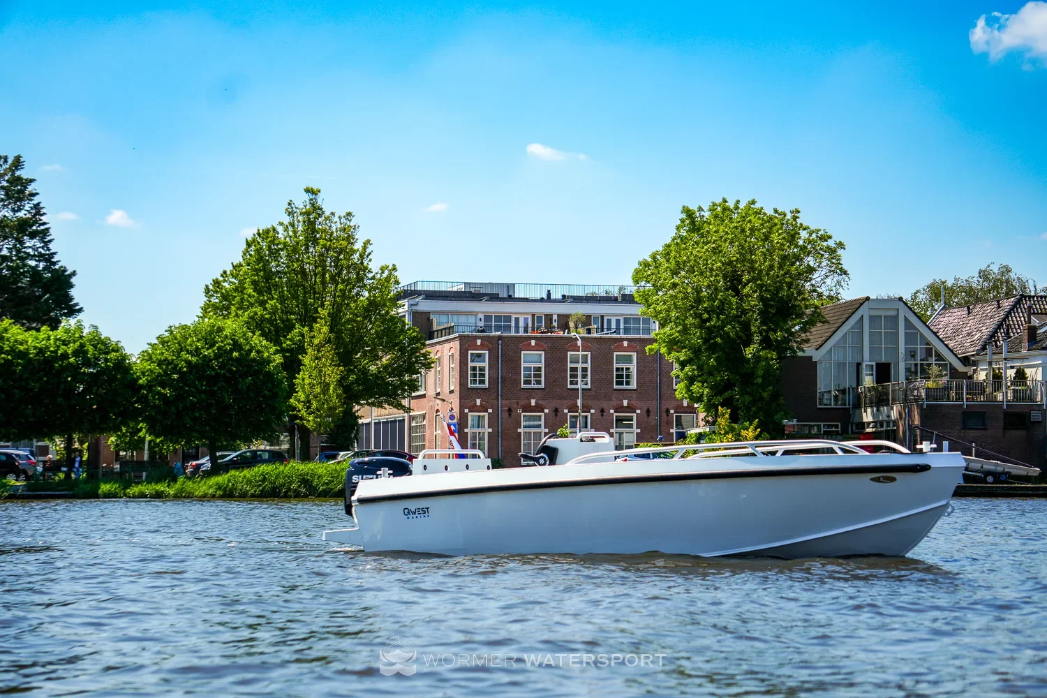 Wormer Watersport - Qwest S535 wit _ 60PK Suzuki Noord-Holland nieuwe aluminium boot kopen v-bodem - luxe aluminium sloep te koop-21.webp