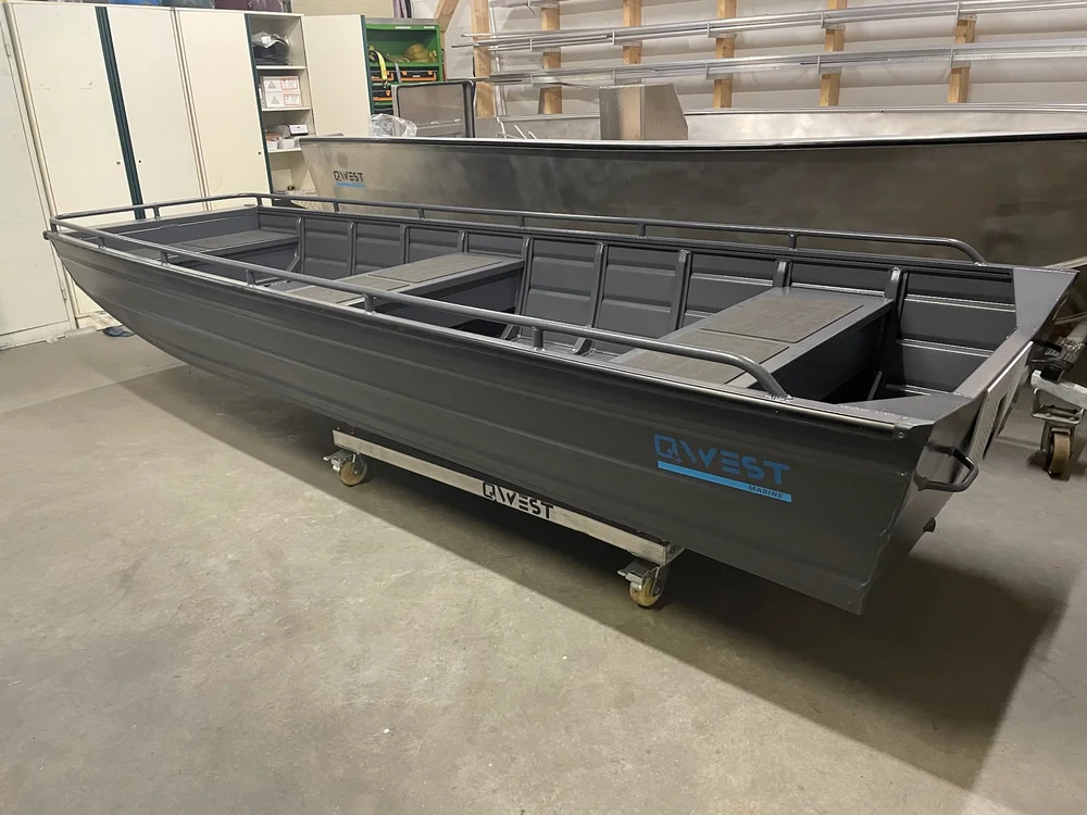 Donkere Qwest F361 aluminium platbodem in de werkplaats