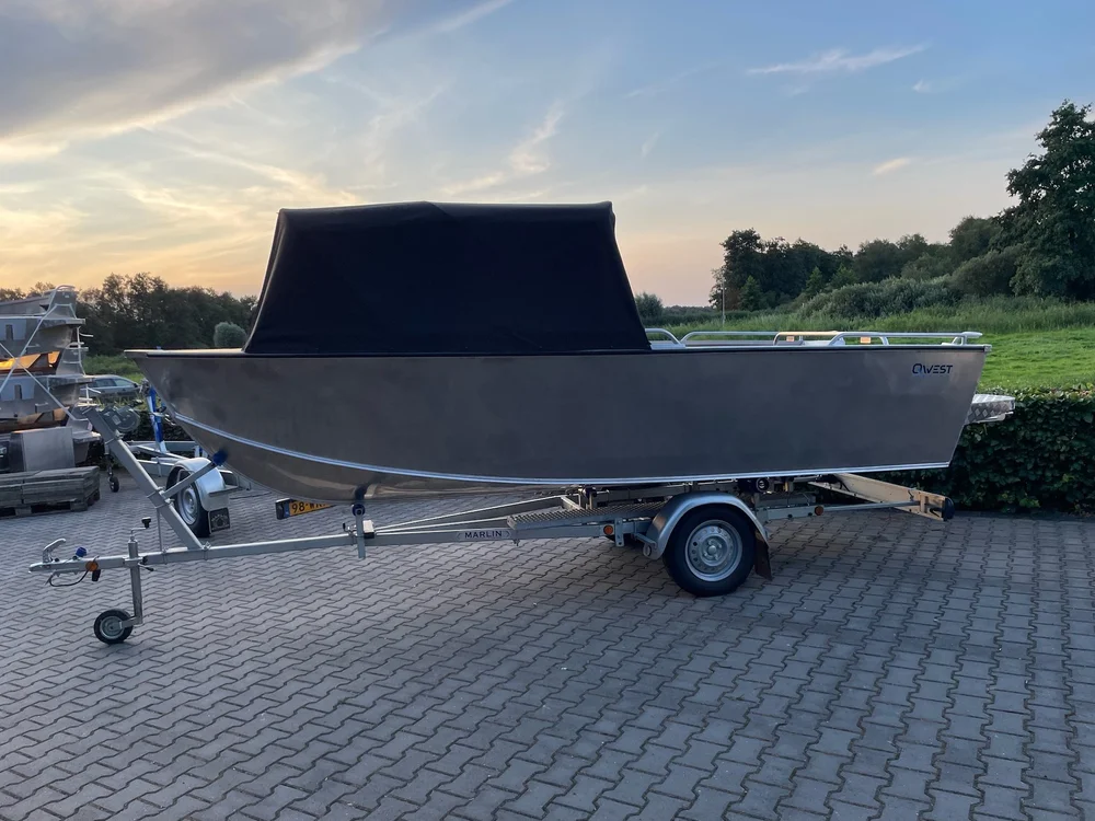 Qwest RF500 aluminium visboot in zijaanzicht op een trailer