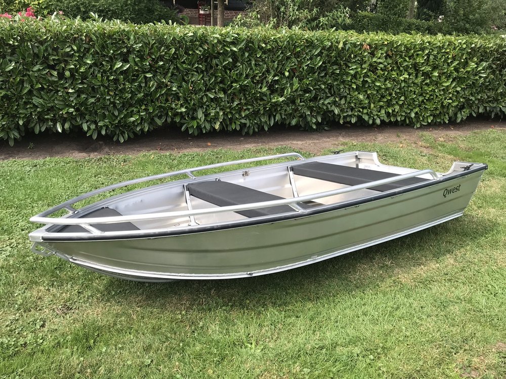 Compacte Qwest B301 aluminium V-bodem op het gras