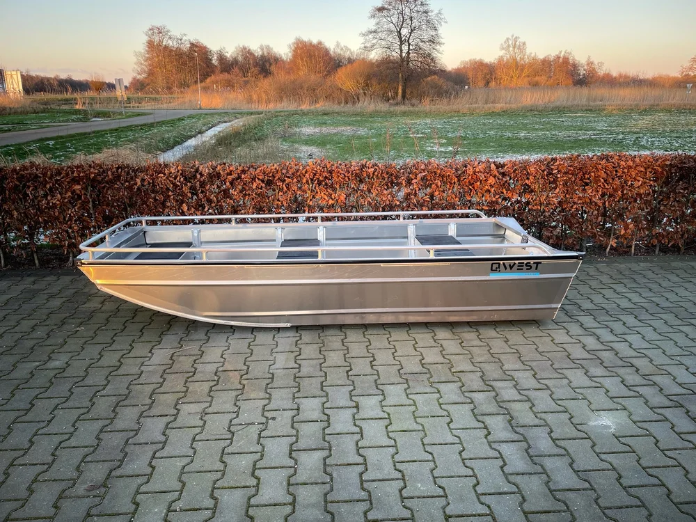 Compacte Qwest F301 aluminium platbodem op de wal