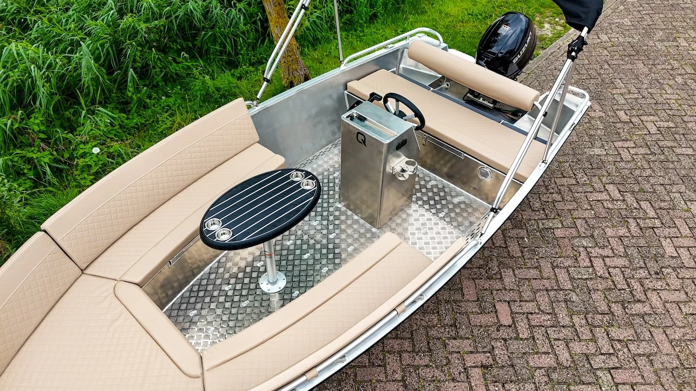 Qwest R5485 - beige luxe kussens -  aluminium sloep met ePropusion eektrische motor-06.jpg