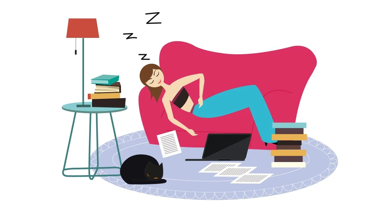 Femme endormie sur un sofa, entourée de dossiers, symbolisant la procrastination et l’accumulation de tâches administratives