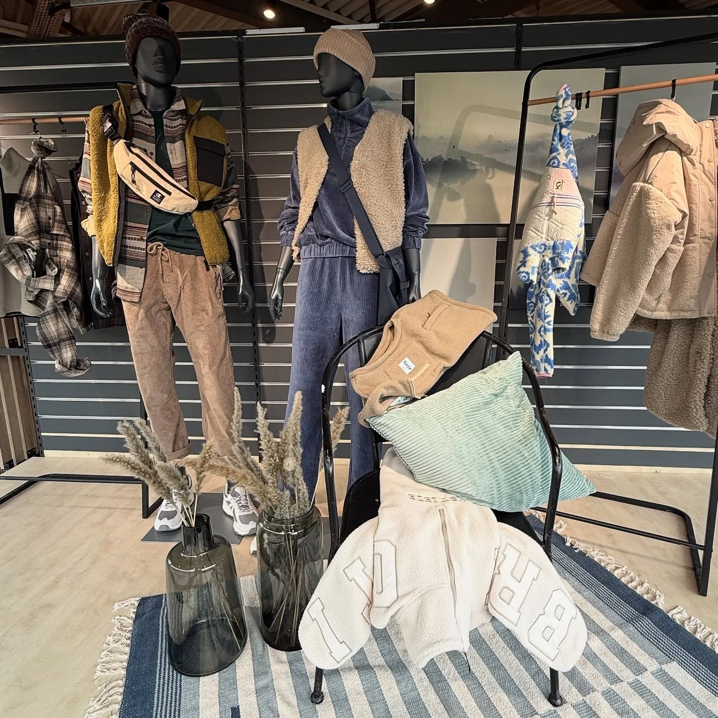 Neue Schaufenster  @intersport.rebi 

Kuschelige Jahreszeit 💙🍂

Freizeit, Streetstyle, Schuhe,, Sportstyle, &hellip; uvm&hellip; &hellip; 
 

#lovemyjob💙 #happy #feelgood #decoartion #visualmerchandising #schaufenster  #shopwindow #intersport #neu