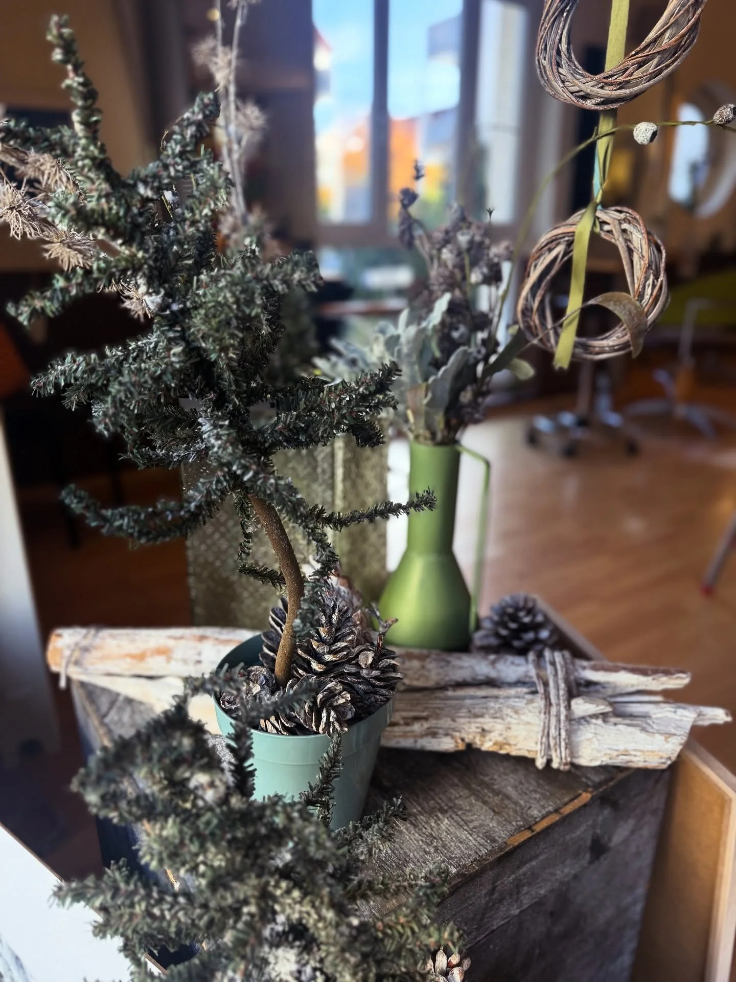 Winterliche Dekoecke 

bei Styling Haarscharf in Wiesloch. 

#lovemyjob🩵 #happy #feelgood #visualmerchandiser #dekomaus_me (insta) #hairstyling  #decoration #shopwindow #winter