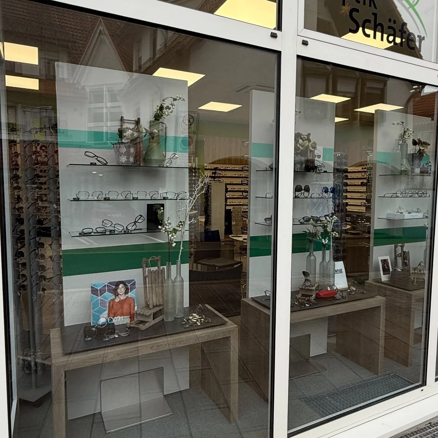 Optik Sch&auml;fer | @rauenberg 

Winterblumen 💚🩵❄️

#lovemyjob💚 #happy #feelgood #optical @
#eyewear #visualmerchandiser #decoration #shopwindow #optiker #dekomaus_me (insta) @dekomaus_me #rauenberg #detail #winter