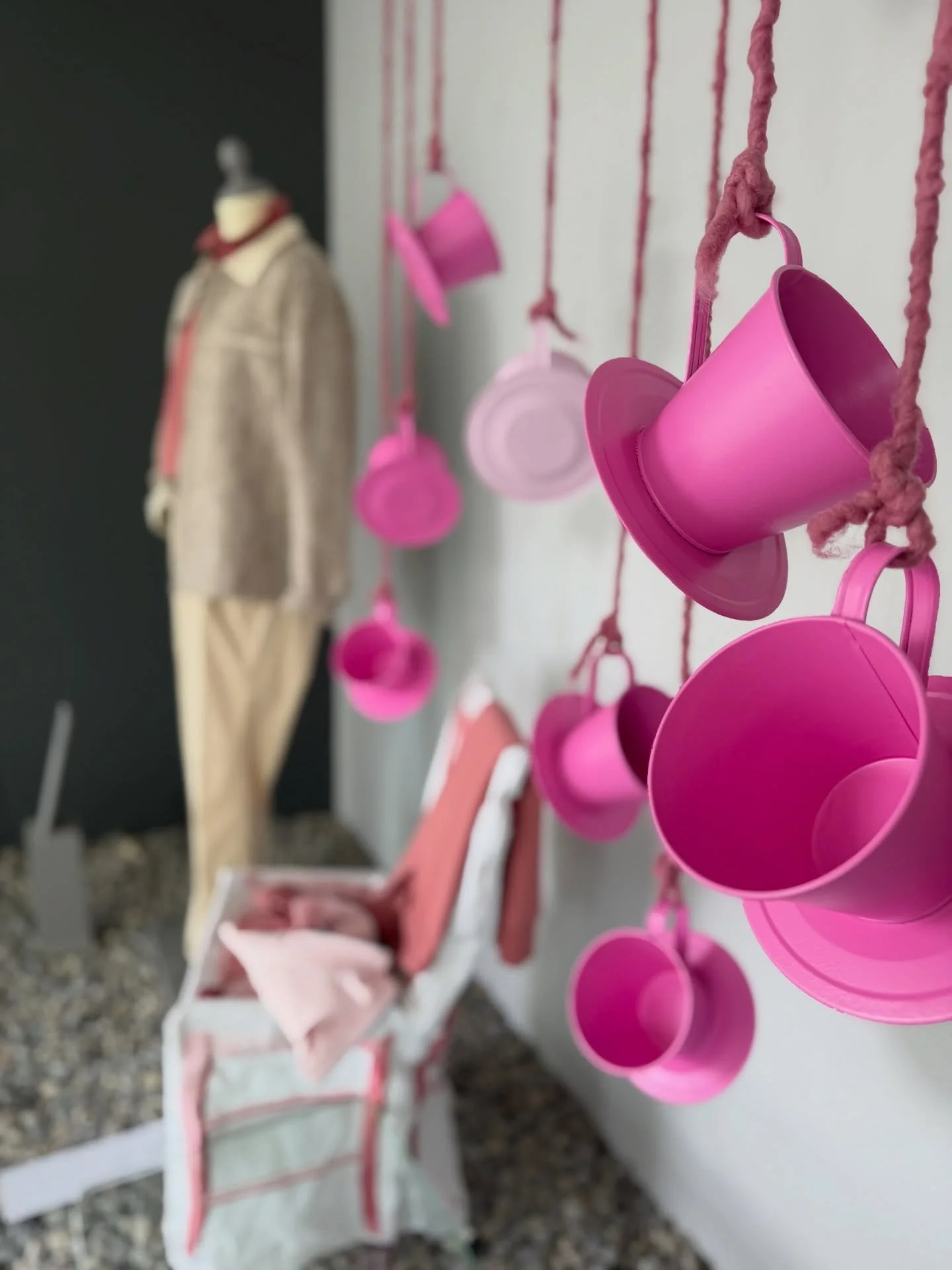 Caf&eacute; oder Tee die 2 ☕️

@maier.herrenmode in Albstadt 

#lovemyjob🩷 #decoration #shopwindow #visualmerchandising #happy