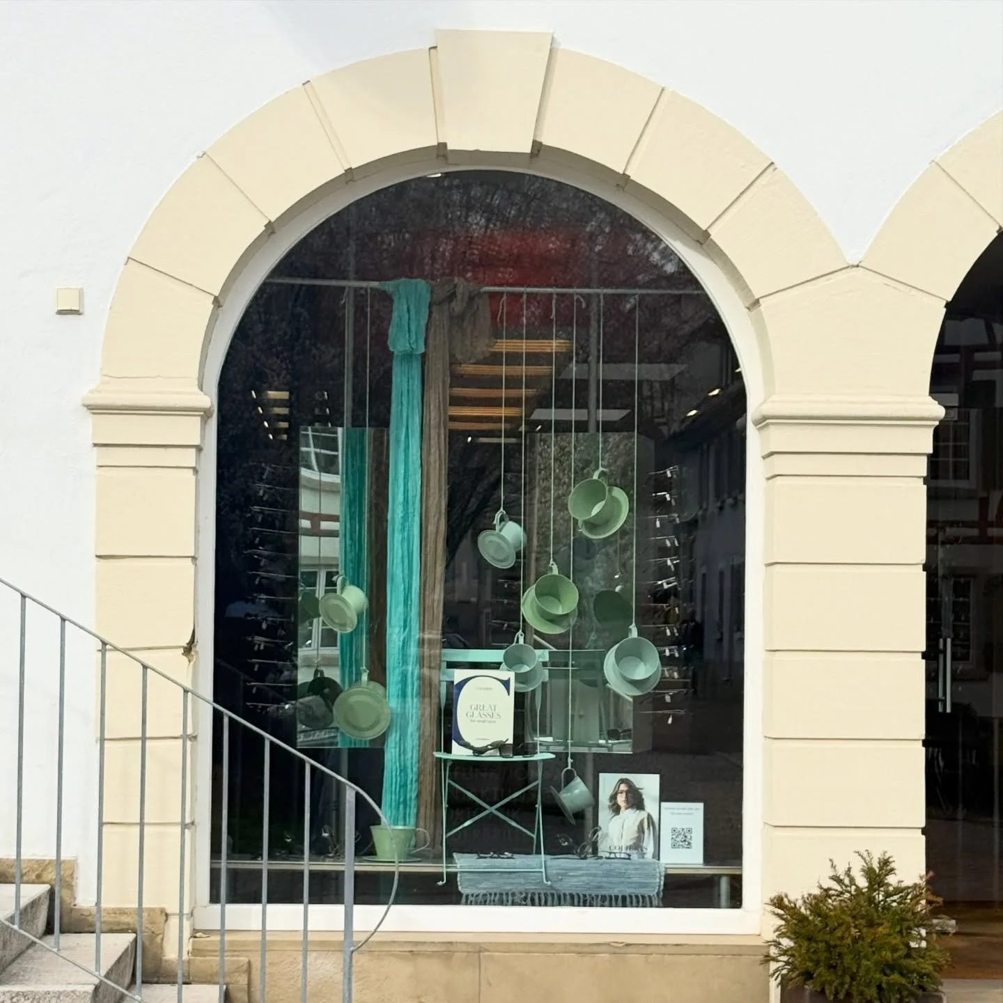 Augenoptik Haug in Bad Wimpfen 

Der Fr&uuml;hling ruft nach draussen 

#lovemyjob💚 #decoration #shopwindow #visualmerchandising #happy