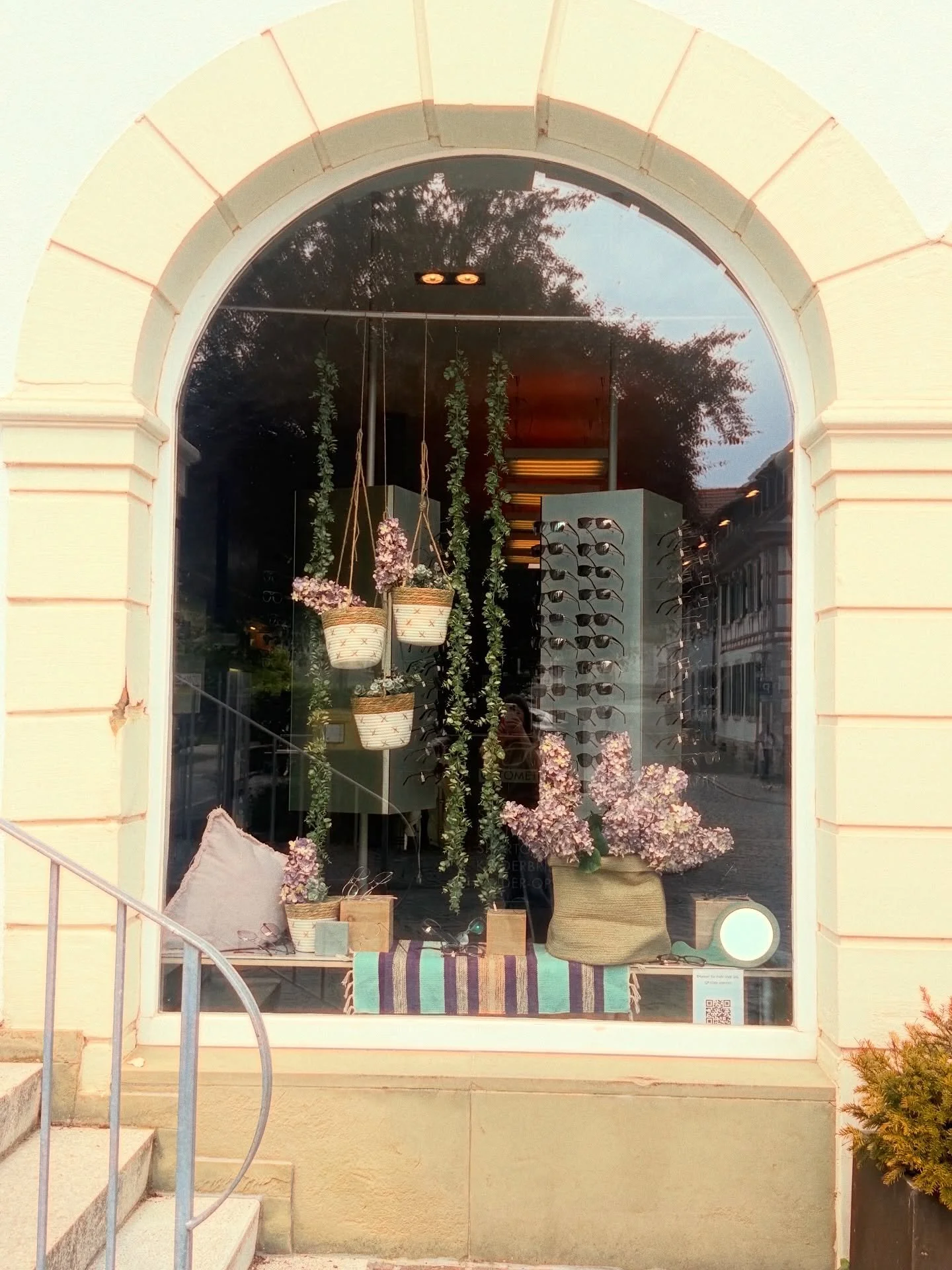 Fr&uuml;hling bei @haugaugenoptik 💜

Bl&uuml;hender Flieder und Eukalyptus 🌿
😎🤓🧐👓🥸

#lovemyjob #decoration #shopwindow #visualmerchandising