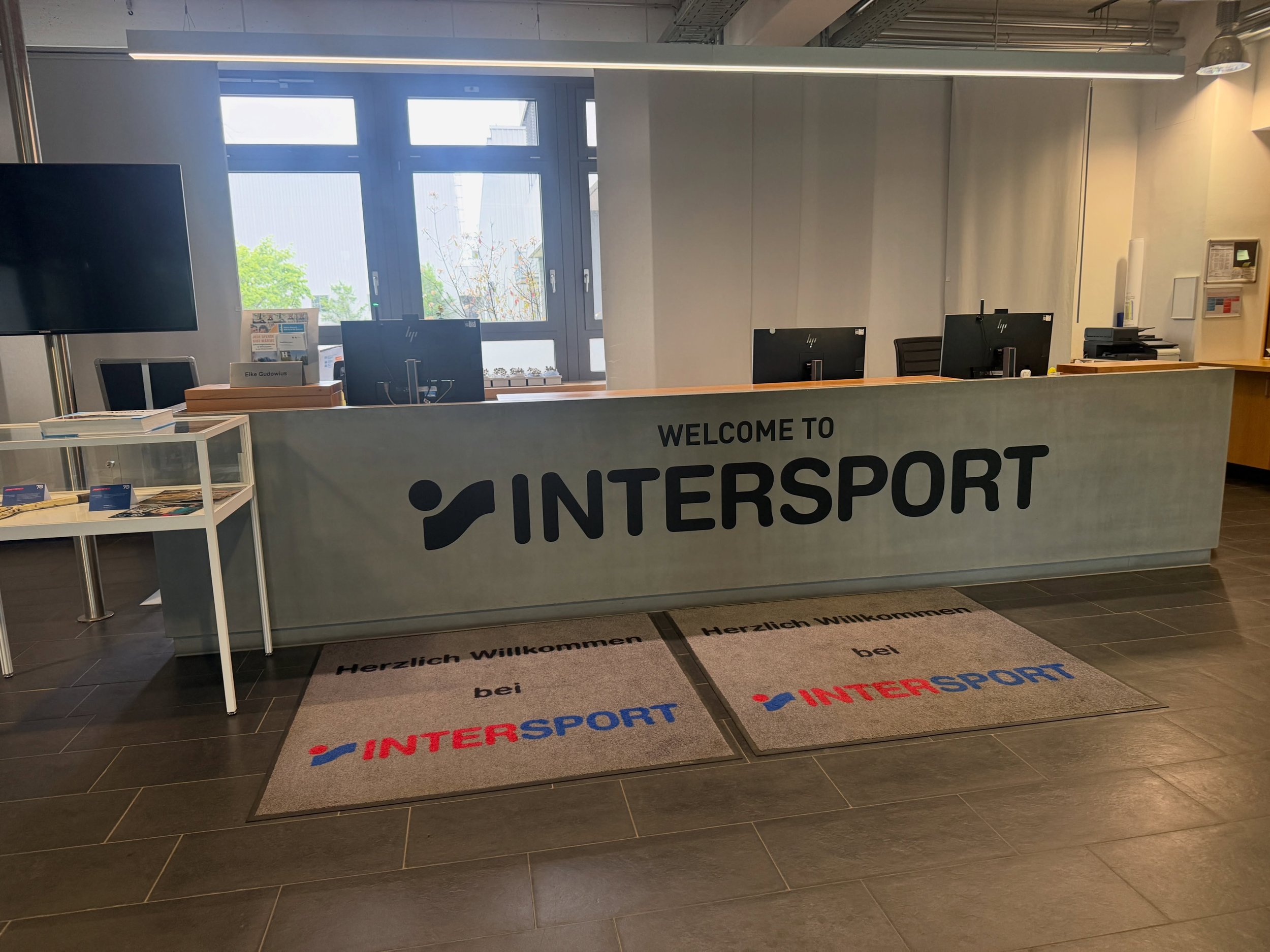 Ein kleines Detail mit gro&szlig;er Wirkung: 

Die Empfangstheke wurde mit einem individuellen Schriftzug veredelt und sorgt jetzt f&uuml;r einen professionellen, einladenden ersten Eindruck. 

Willkommen bei INTERSPORT! 

#Dekomaus #dekomaus_me #Fol